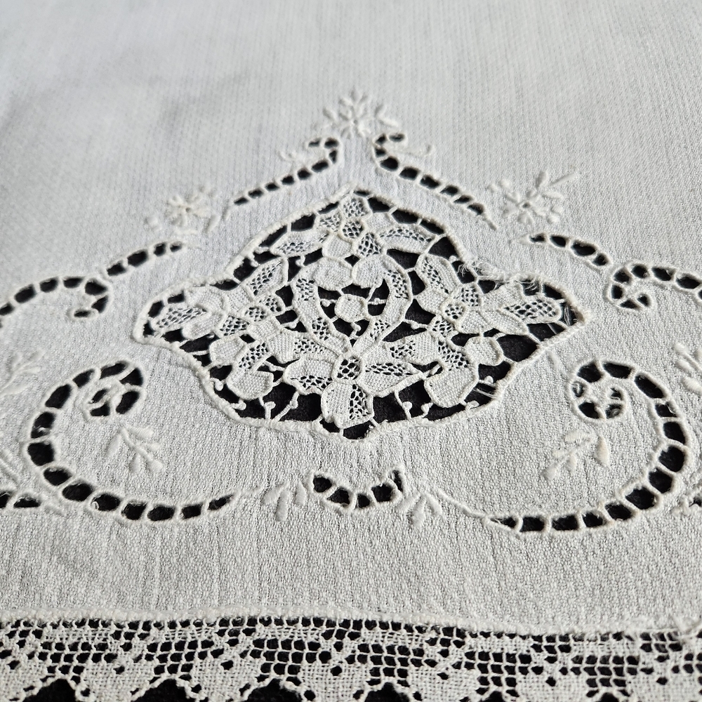 ANTIQUE ITALIAN NEEDLE LACE  TEA TOWEL WITH BOBBIN LACE